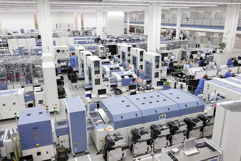 Im Siemens-Werk in Amberg verschmelzen virtuelle und reale Welt: Bereits heute kommunizieren dort Produkte mit Maschinen und sämtliche Prozesse sind IT-optimiert und -gesteuert. (Bild: Siemens)