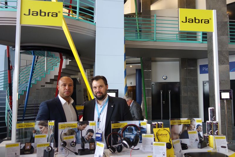 Guter Sound bei Marc Porombka und Christian Kast von Jabra (v. l.) (Bild: IT-BUSINESS)