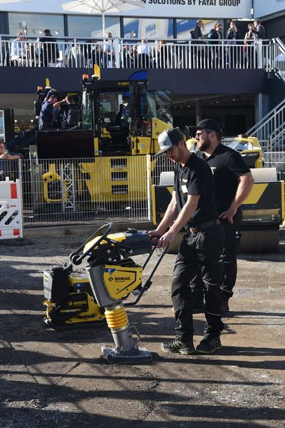 Bomag zeigte auf der Bauma 2022 alles neue rund um den Straßenbau: Walzen für den Asphaltbau und den Erdbau, Stampfer und Rüttelplatten, Kaltfräsen, Recycler und Stabilisierer, Straßenfertiger und Beschicker. (Bild: Stefanie Michel/VCG)