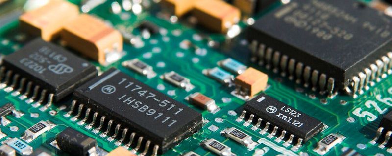 Der taiwanesische iPhone-Hersteller Foxconn will verstärkt eigene Chpis entwickeln und fertigen. Unter anderem in Indien will er sich an einem Joint-Venture mit dem indischen Mischkonzern Vedanta für eine Halbleiterproduktion beteiligen. Der taiwanesische iPhone-Hersteller Foxconn will verstärkt eigene Chpis entwickeln und fertigen. Unter anderem in Indien will er sich an einem Joint-Venture mit dem indischen Mischkonzern Vedanta für eine Halbleiterproduktion beteiligen.