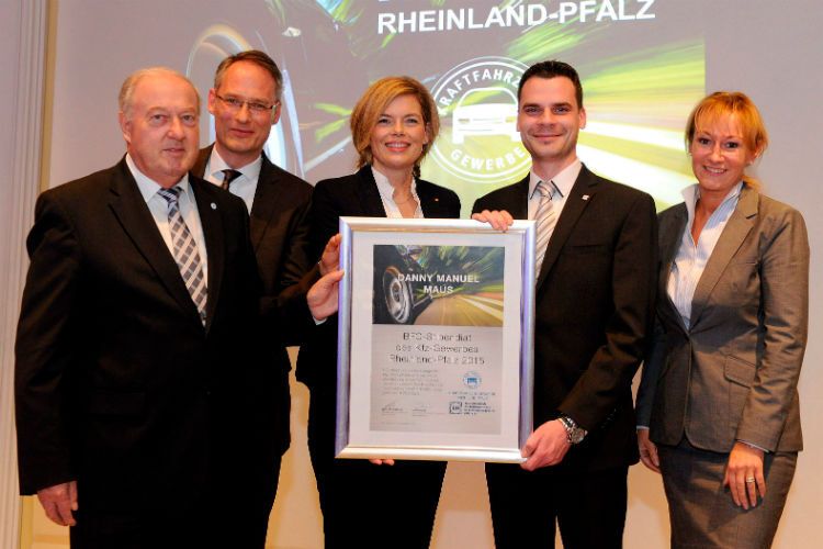 Aushängeschild: (v. li.) Hans Werner Norren (LV-Präsident), Jens Bleutge (LV-Geschäftsführer), CDU-Landesvorsitzende Julia Klöckner, Stipendiat  Danny Manuel Maus und BFC-Schulleiterin Sylvia Gerl. (Foto: Schäfer/Kfz-RLP)