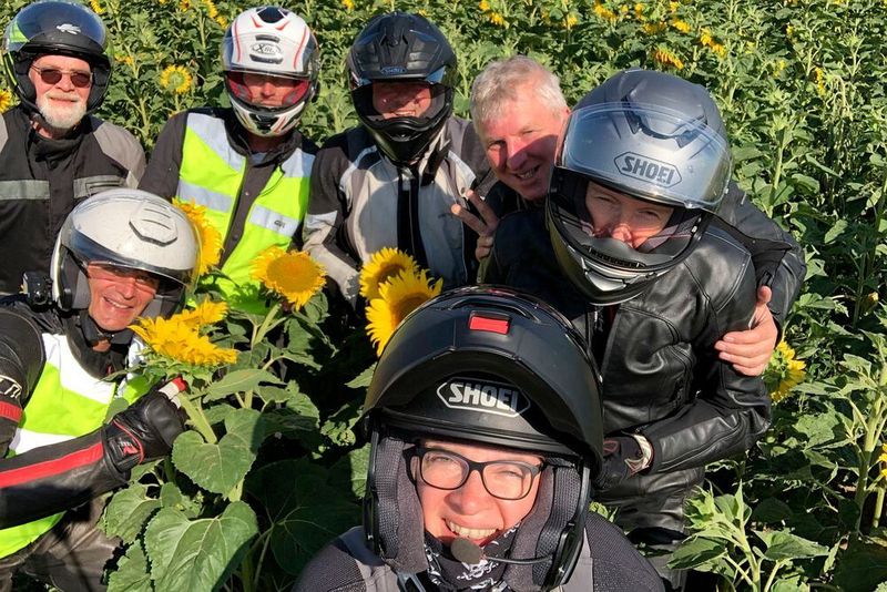 Während sich die Reisenden aus Gruppe 6 eher als Blumenkinder inszenierten. (Dotzler, Dominsky, Lacher, Maderner, Michel, Rosenow, Schweitzer/»kfz-betrieb“)