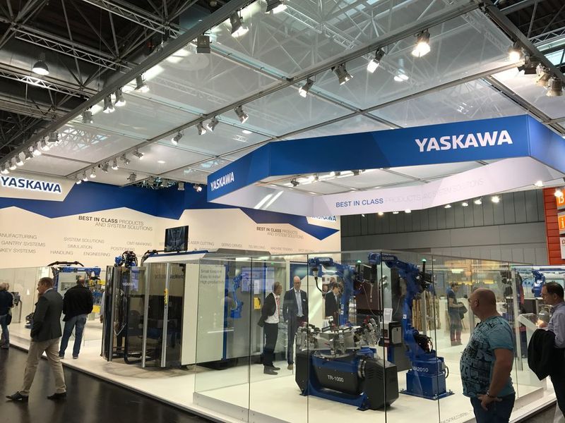 Yaskawa präsentierte seine neue Roboterschweißzelle ArcWorld V2 sowie maßgeschneiderte Roboter-System-Lösungen.  (V.Siegl/konstruktionspraxis)