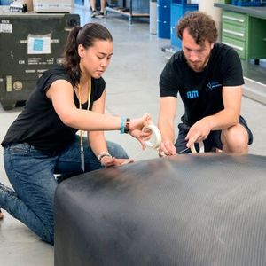 Studenten der TU Muenchen haben einen Prototyp für die SpaceX Competition WARR Hyperloop entwickelt. Im Bild: Sarah Fleischer und Daniel Eiringhaus(Bild:  Andreas Heddergott, TU Muenchen)