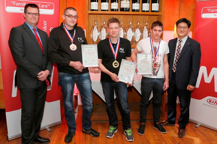V.l.n.r.: Boris Leibling, Manager Training bei Kia Motors Deutschland, Sandy Mink, Zweitplatzierter, Lars Gebelein, Sieger, Jürgen Veith, Drittplatzierter und Young Joon Kim, Executive Coordinator Aftersales bei Kia Motors Deutschland. (Foto: Kia)