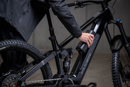 E-Bike-Akkus sollten am Besten bei Zimmertemperatur geladen werden. Keinesfalls bei Minusgeraden.(Bild:  www.pd-f.de / Luka Gorjup | Lux Fotowerk)