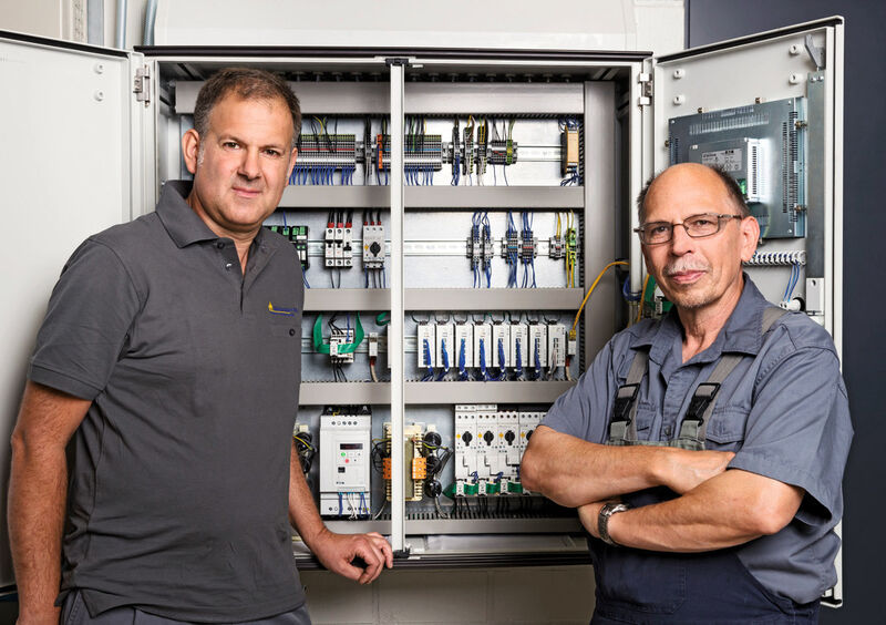 Martin Schäfer, verantwortliche Elektrofachkraft (li.) und Wolfgang Schäfer, Abteilungsleiter Recycling produktiv, schätzen die Flexibilität des Projektes. (Eaton)