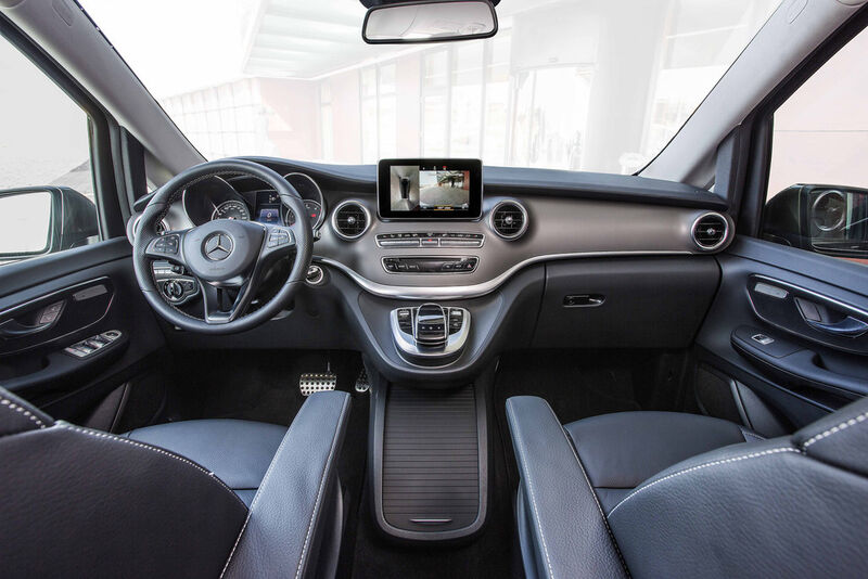 Vertrauter Anblick, das Armaturenbrett der V-Klasse ähnelt dem Anzeige- und Bediensystem der Mercedes-Pkw. (Foto: Daimler)