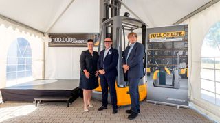 Aufstellung zur Übergabe des 100.000sten aufgearbeiteten Gebrauchtstapler (v.l.): Jungheinrich-Vertriebsvorständin Nadine Despineux, MVN-Geschäftsführer Giuliano Santi und Tino Alban, Werkleiter Jungheinrich-Gebrauchtgeräte-Zentrum Dresden. (Bild: Jungheinrich)