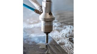 Die technisch-wirtschaftlichen Anforderungen von CFK-Bauteilen verlangen nach neuartigen oder angepassten Bearbeitungskonzepten von der Auslegung bis zur Peripherie. Hier das Wasserstrahlschneiden mit Abrasiv. (Bild: Fraunhofer-IFAM)