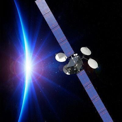 Künstlerische Darstellung des ABS-3A-Satelliten im Orbit: Der erste Satellit mit rein elektrischen Antrieb soll Kommunkationsnetze in Europa, Afrika, dem Mittleren Osten sowie Nord- und Südamerika bedienen. (Boeing)
