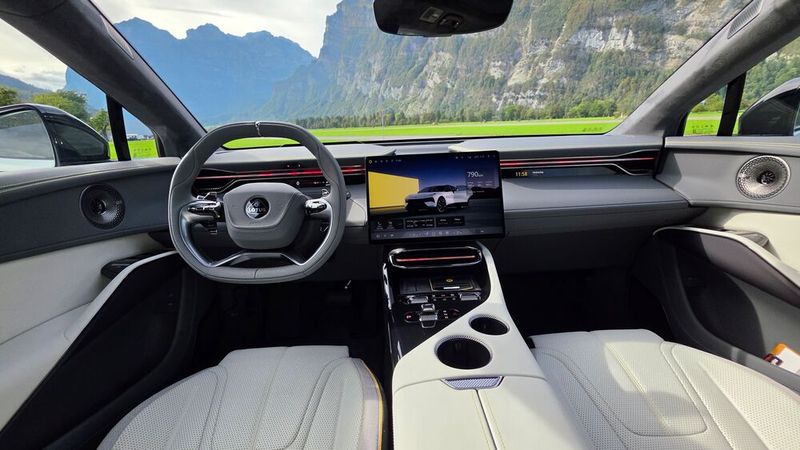 Optisch und haptisch hochwertige Materialien, geschickt platzierte Carbon-Zierelemente und eine recht wuchtig wirkende Mittelkonsole empfangen die Insassen. Der Eletre X versprüht Luxus satt und wirkt dennoch modern-sportlich.  (Bild: Mauritz – VCG)