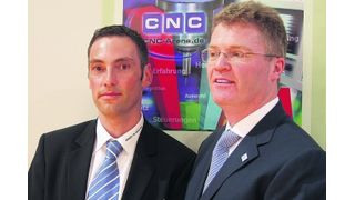 Ken Fouhy, Chefredakteur von MM Maschinenmarkt (rechts), und Frank Nolden, Webmaster der CNC-Arena, präsentieren das Zwischenergebnis der gemeinsamen Online-CNC-Marktstudie. Bild: Schreier (Archiv: Vogel Business Media)