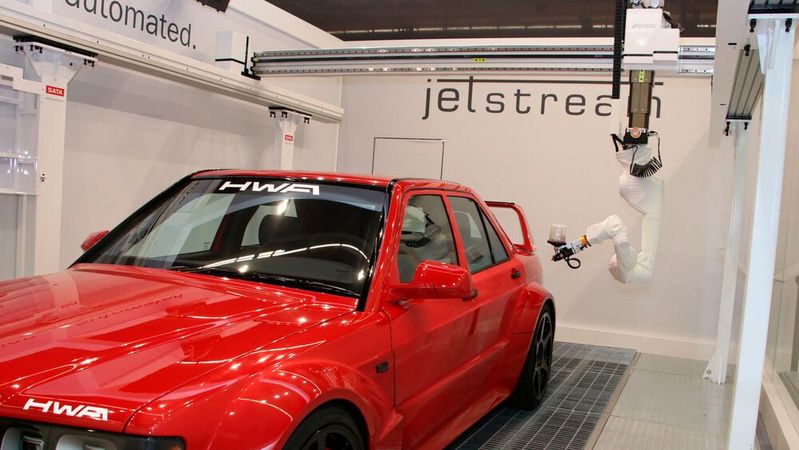 SATA-Automation präsentierte eine nachrüstbare, robotergesteuerte Lackieranlage für den K+L-Fachbetrieb.(Bild:  Jürgen Klasing)
