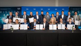 Launch of the TUM Security and Defense Alliance – center, from left: TUM President Thomas F. Hofmann, Bavarian Minister of Science Markus Blume, Prof. Eva-Maria Kern, President of UniBw M (Source: Technical University of Munich)