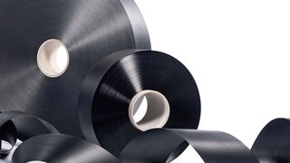 Endlosfaserverstärkte Kunststoffe bieten eine vielversprechende, innovative Lösung für den Leichtbau. Evonik hat endlosfaserverstärkte Bänder, sogenannte UD-Tapes, mit thermoplastischer Matrix zur Marktreife entwickelt. Vestape ist der Produktname.  (Evonik)