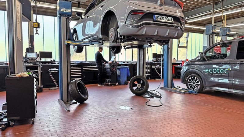 Professionelle Werkstattorganisation: Die modularen Systeme fügen sich harmonisch in moderne Werkstattkonzepte ein und schaffen durchgängige, aufgeräumte Arbeitsbereiche.(Bild:  Schreiner – VCG)