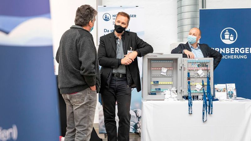 Versicherungsfachmann Frank Kröhnert (Mitte) hat gemeinsam mit dem ZDK ein Komplettpaket für Kfz-Betriebe entwickelt. (Stefan Bausewein)