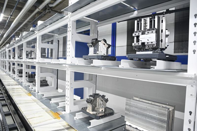 In einer der verketteten Anlagen von Rohde & Schwarz in Teisnach werden vier baugleiche „Heller HF 5500“ über ein Palettenhandhabungssystem „PHS 1500“ samt schienengebundenem Werkstückhandling mit Aluminiumbauteilen versorgt. (Bild: Gressel)