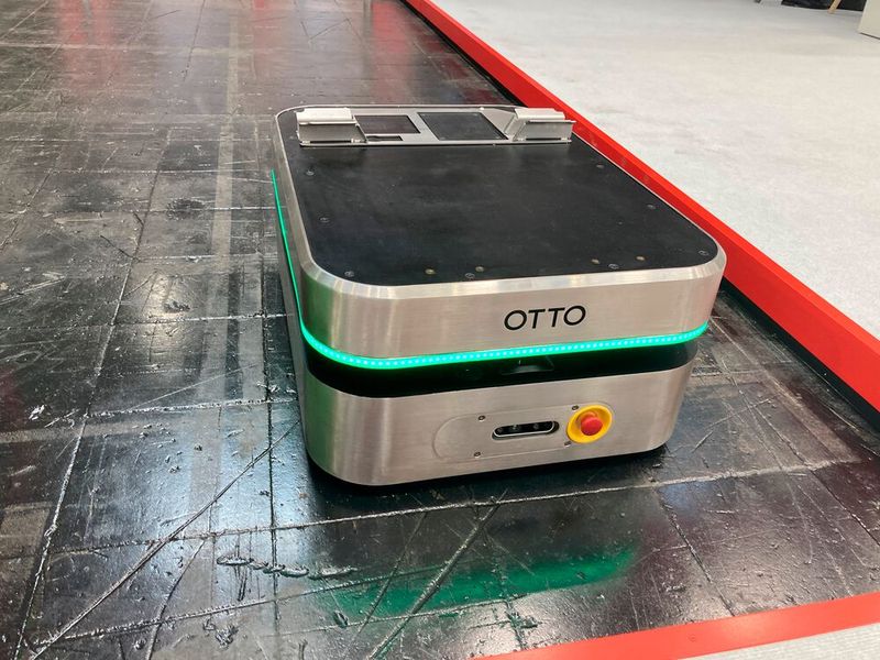 Der autonome mobile Roboter (AMR) von Otto ist robust und steigert die Produktivität in Fertigungsstätten. Neu ist der Otto 100 für Lasten bis 150 kg (im Bild). (Bild: Stefanie Michel)
