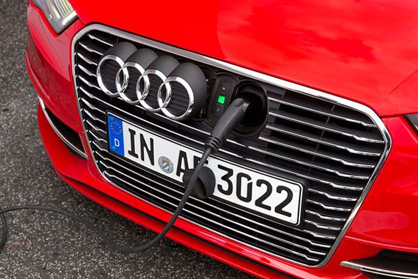 Das Verschieben der „vier Ringe“ macht den Weg frei zum elektrischen „Auftanken“. Die grüne Leuchte zeigt an, der Akku ist voll. Im Ladezustand ist der Stecker über die Zentralverriegelung gesichert. Das Laden der leeren 8,8-kWh-Hochvoltbatterie an der 230-Volt-Steckdose soll in 3,75 Stunden, das an einer Dreiphasenwechselstrom-Steckdose in etwas mehr als zwei Stunden abgeschlossen sein. (Bild: Audi)