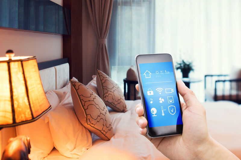 39 Prozent wünschen sich mehr Komfort durch ein smartes Hotel. Das Licht, die Raumtemperatur oder die Musik wollen sie entweder per Smartphone-App oder direkt per Sprachbefehl steuern. (zhu difeng - stock.adobe.com)