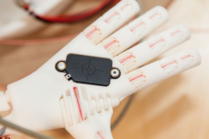Dank des Kapazitivsensors CFDK von Baumer wird Roboy seinem Gegenüber auch die Hand schütteln können. (Bild: Awtec AG/ AI Lab)