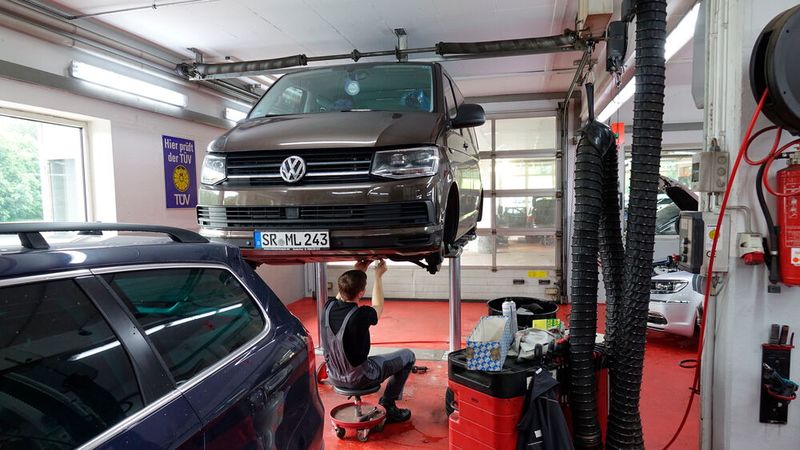 Ein Prozess, den Niedermayer bereits seit längerem optimiert hat: Für jeden Werkstattkunden werden Teileboxen im Lager vorbereitet. (Bild: Jakob Schreiner/»kfz-betrieb«)