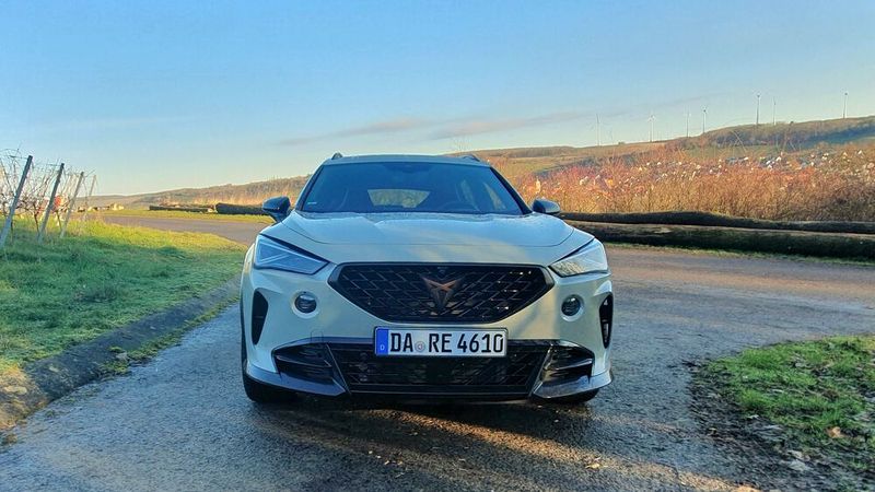 10. Die Scheinwerfer: Der Formentor VZ5 Taiga Grey hat Matrix-LED-Scheinwerfer. Die Besonderheit: Das Fahrzeug fährt permanent mit Fernlicht und blendet andere Verkehrsteilnehmer partiell aus. Bei den Testfahrten klappte das hervorragend. (Bild: Mauritz – »kfz-betrieb«)