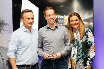 Den Preis für Best performance SSD B2C konnte Yannik Schäfer für Alternate entgegennehmen. Auf dem Foto gemeinsam mit Wojtek Rudko (li.) und Aline Gauthier (re.) von Samsung. (www.pkfotografie.com / Samsung)
