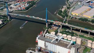 Seit 1974 gibt es die Köhlbrandbrücke. Jetzt wird ihre Erneuerung verhandelt. (Hafen Hamburg)