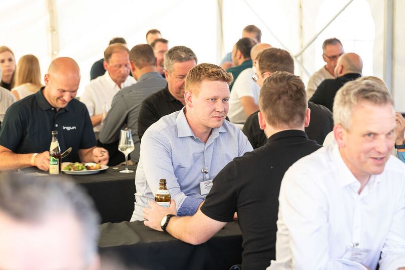 Steckverbinderkongress 2022: Das Get together am 4. Juli 2022 und die Abendveranstaltung am 5. Juli 2022 auf dem Vogel-Campus boten viele Gelegenheiten sich in entspannter Atmosphäre auszutauschen und zu netzwerken. Schon so manches Projekt nahm hier seinen Anfang. (Bild: Elektronikpraxis)