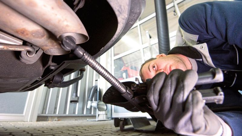 Eigentlich sollte die Partikelzählung zum 1.1.2023 endlich starten. Doch auch dieses Mal gibt es massive Probleme. Dennoch sollten Werkstätten sich zeitnah um einen entsprechenden Partikelzähler kümmern.(Bild:  picture alliance/dpa)