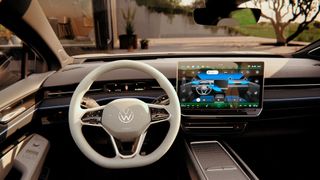 Softwarefunktionen werden auf den Displays sichtbar. Um aber alle Systeme miteinander zu koordinieren braucht es ein übergreifendes IT-System. Dafür gbit es verschiedene Betriebssysteme. (Bild: Volkswagen AG)