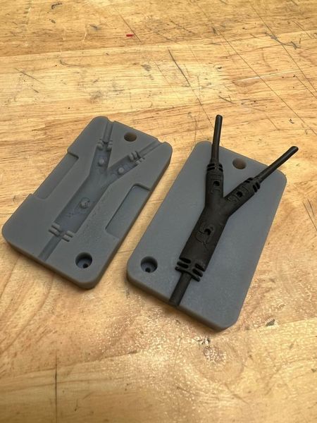 Hier wieder eine 3D-gedrucke Form, mit der in einer HoliPress dieses Bauteil manuell Spritzgegossen wurde. Es handelt sich um eine Kabelweiche. (Bild: HoliMaker)