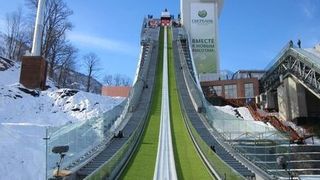 Auf dieser Schanze in Sotschi ruhen die Hoffnungen der deutschen Adlerwährend der Olympischen Winterspiele 2014: Ceram Tec hat sie für ideale Sprungbedingungen mit dem keramischen Anlaufspursystem ALOSLIDE ICE ausgestattet. (Bild: Ceram Tec)