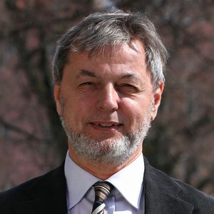 Prof. Dr. Bernhard Wolf, Leiter des Heinz Nixdorf-Lehrstuhls für Medizinische Elektronik an der TU München: „Medizin 4.0 zeichnet sich durch intelligente elektronische Systeme aus, mit denen sich Therapien vollkommen personalisieren ließen. Hierdurch wird es möglich, die Medizin wesentlich zu verbessern und das Gesundheitswesen zu entlasten.“