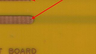 Bild 1: Das Testboard mit Blick von Top. Die Zahlen links sind die Leiterbreiten in mils. (Bild: Adam Research)