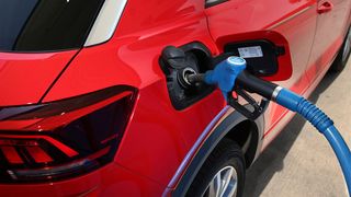 Günstig Tanken will wohl jeder – doch die schnellen Preisanpassungen machen den Stopp an der Zapfsäule oft unkalkulierbar.  (Bild: SP-X)