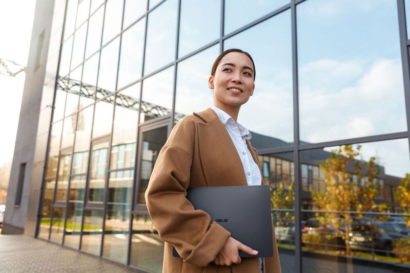 Asus hat auf der CES 2026 sein Commercial-Portfolio für 2026 vorgestellt.(Bild:  Asus)