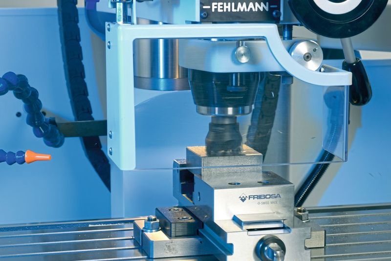 Picomax 21-M: Die ausgezeichnete Stabilität der Maschine sowie die stufenlose Drehzahlregulierung erlauben das Ausführen von leichten Fräsarbeiten mit optimalen Schnittbedingungen.  (Fehlmann)