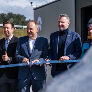 Bei der Eröffnung (v. l. n. r.): Daniel Medawar (Nio), Dominik Chytry (Sortimo), Klaus Emler (CEO Sortimo), Ralph Kranz (General Manager Nio Deutschland), Sebastian Oppl (Nio). (Bild:  Nio)