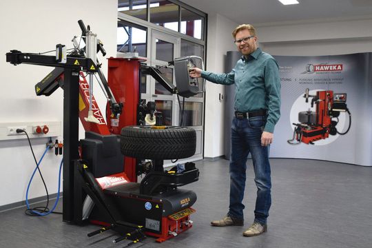 Im neuen Schulungsraum finden nicht nur Reifenmontageschulungen statt, Kaufinteressenten können dort auch ihre Wunschmaschine ausprobieren. Im neuen Schulungsraum finden nicht nur Reifenmontageschulungen statt, Kaufinteressenten können dort auch ihre Wunschmaschine ausprobieren.