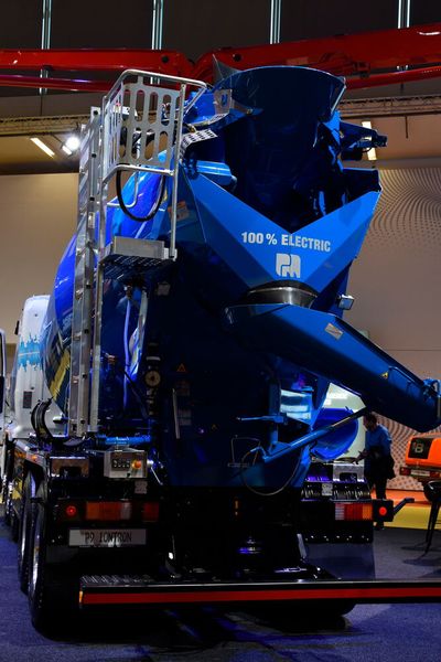 Auch bei Autobetonpumpen können CO2-Emissionen eingespart werden. Putzmeister setzte hierbei auf einen elektrischen Antrieb. Laut Angaben des Herstellers reicht eine Akkuladung im urbanen Raum einen ganzen Arbeitstag. (Bild: Stefanie Michel/VCG)