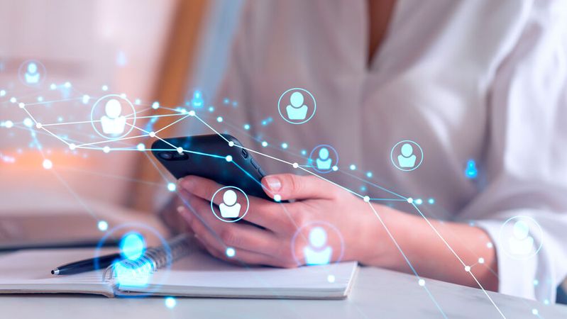 Führungskräfte müssen stets komplexere Netzwerke führen, auch weil die Belegschaften der Unternehmen immer heterogener werden: „digital natives“ müssen mit „digital immigrants“ kooperieren, Westeuropäer mit Chinesen, festangestellte Mitarbeiter mit Freelancern, und, und, und.(Bild:  VideoFlow - stock.adobe.com)