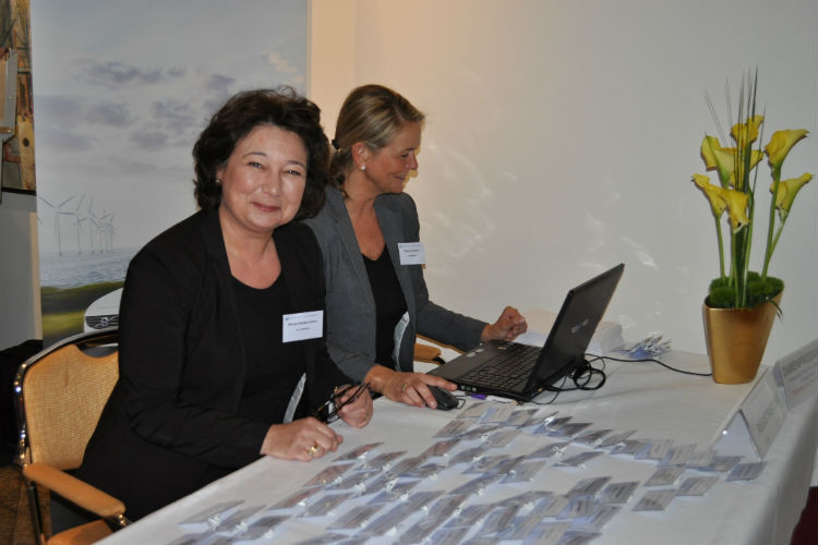 Stehen für die perfekte Organisation der Verbandsarbeit: Sabine Stralucke (hinten) und Miriam Heidermanns. (Foto: Minack)