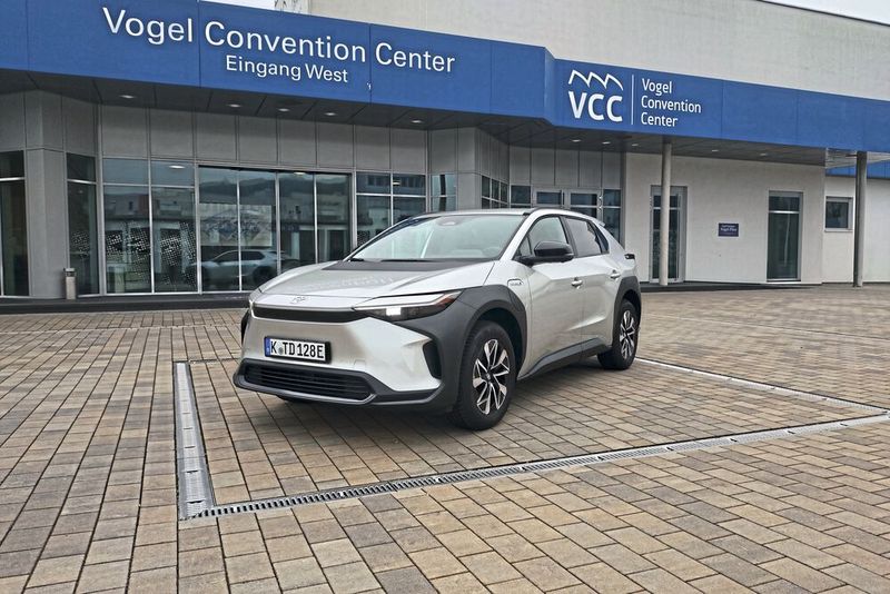 Wir konnten den Toyota BZ4X testen.(Bild:  Sven Prawitz/Vogel Communications Group)