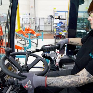 Die Lenkradmutter am Radlader wird mit einem Q-Shield auf 40 Newtonmeter angezogen. Die Verschraubung ist sicherheitsrelevant. Das Drehmoment muss also kontrolliert und dokumentiert werden. Dazu nutzt das Werkzeug WLAN mit der übergeordneten IT von Kubota. (Bild:  Desoutter / R. J. Vogel)