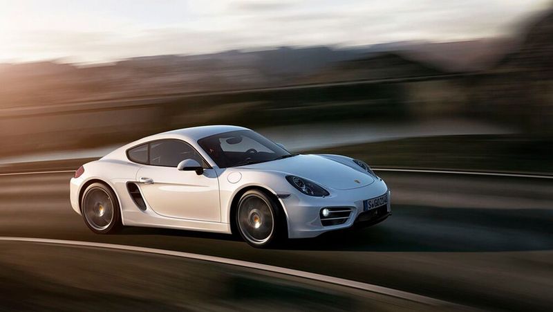 Cayman nannte Porsche die Coupéversion des Boxster Aauch dieser Mittelmotortyp brachte dem Sportwagenbauer viele neue Kunden. Das Cayman-Coupé ist mit einem 8 bzw. 10 Prozent (Cayman S) höheren Preis sowie einer um 7 kW (10 PS) gesteigerten Leistung gegenüber dem Roadster trotz weitgehend gleicher Ausstattung höher positioniert. (Bild: Porsche)