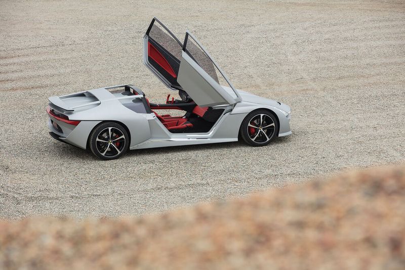 Über Scherentüren gelangt man in den schalterlosen Innenraum. (Bild: GFG Style)